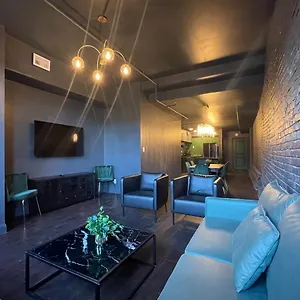 emerald-suite-1-on-main-4-bed-4-bath-luxurious.hotels-louisville.com/